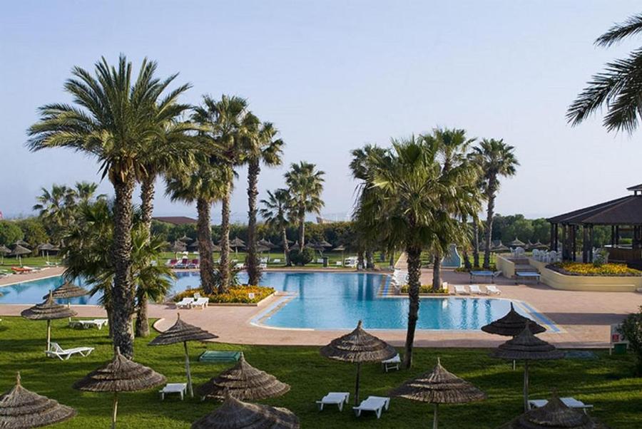 Espace de détente près de la piscine du Sahara Beach