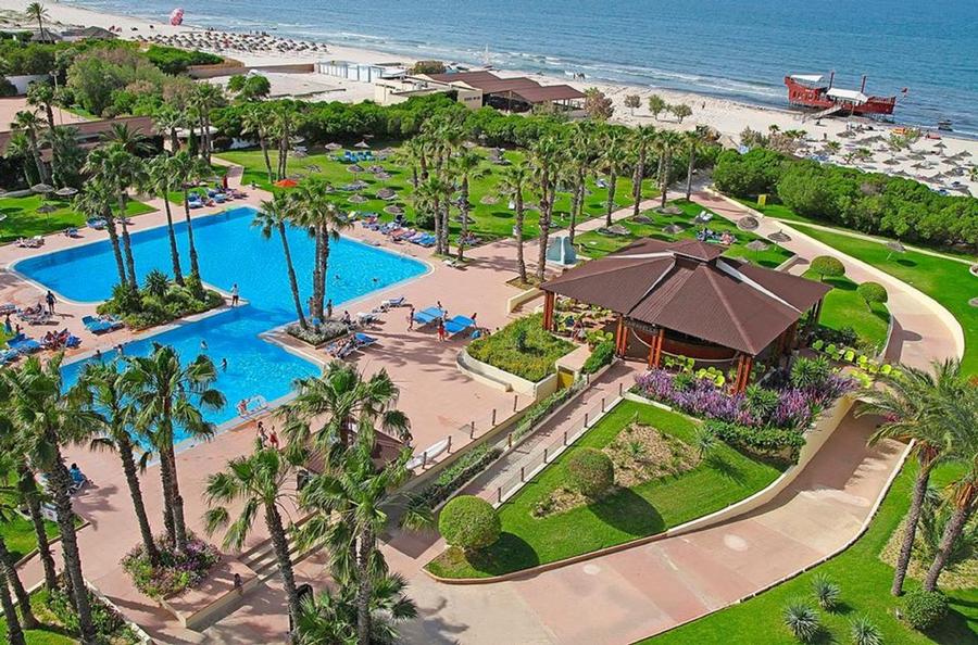 Piscine de l'hôtel Sahara Beach avec vue sur la mer