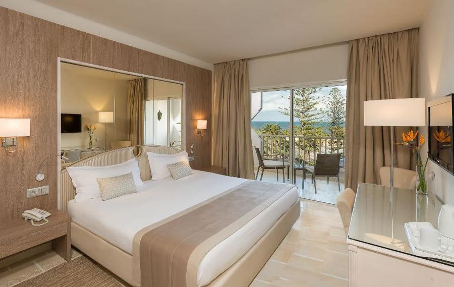 Chambre spacieuse et confortable à l'hôtel Jaz Tour Khalef