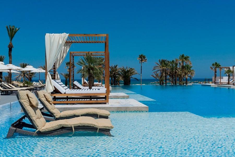 Piscine extérieure avec vue sur la mer