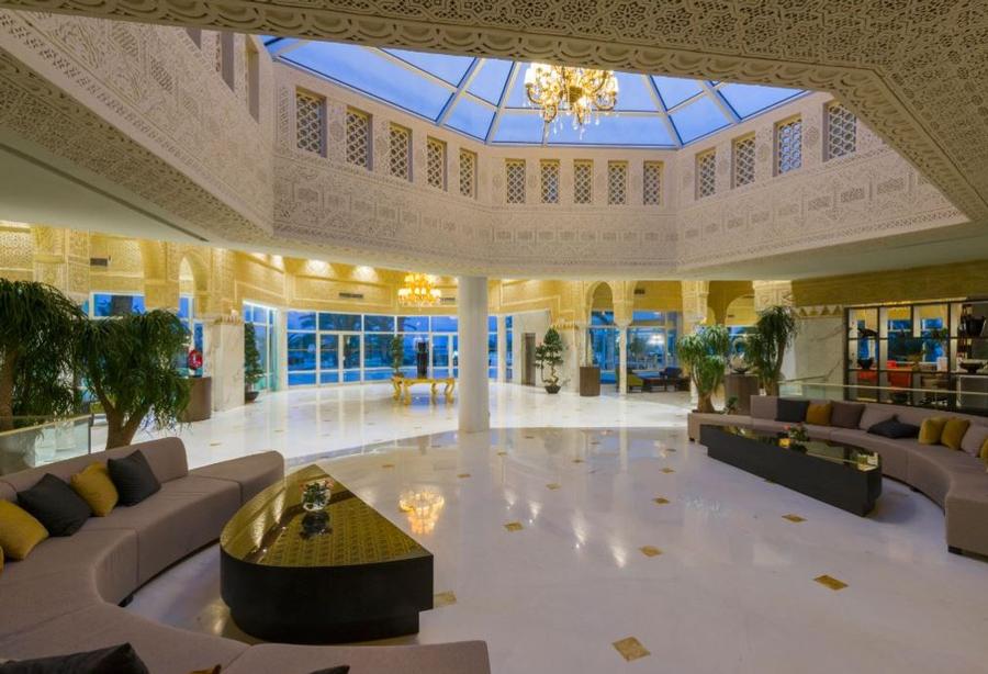 Hall d'entrée élégant de l'hôtel Jaz Tour Khalef