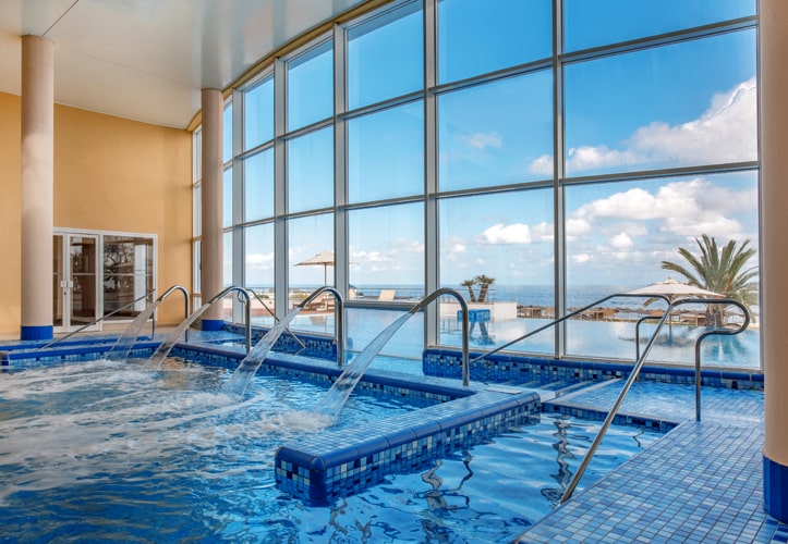 Piscine couverte avec vue sur la mer