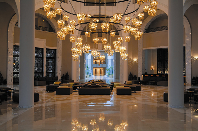 Salle de réception moderne à l'hôtel Radisson Djerba