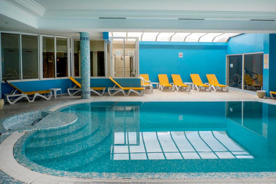 Piscine intérieure à Houda Yasmine.
