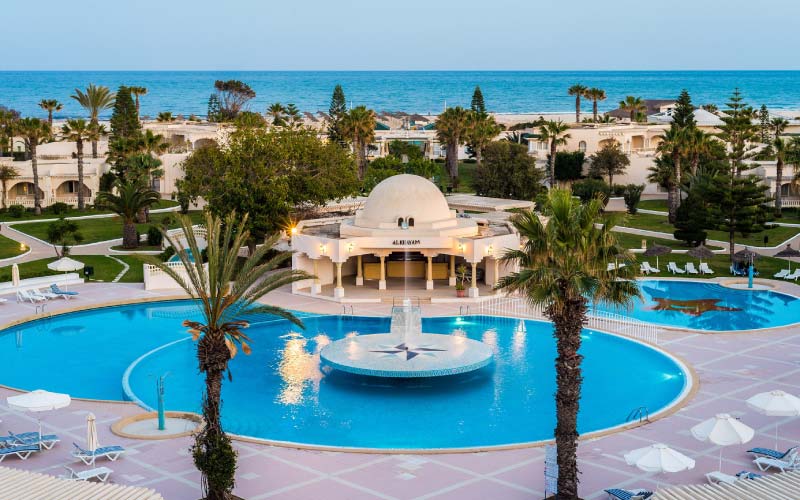 Piscine extérieure vue sur mer Le Royal Hammamet