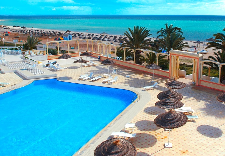 Piscine extérieure avec vue sur la mer de l'hôtel Les Colombes