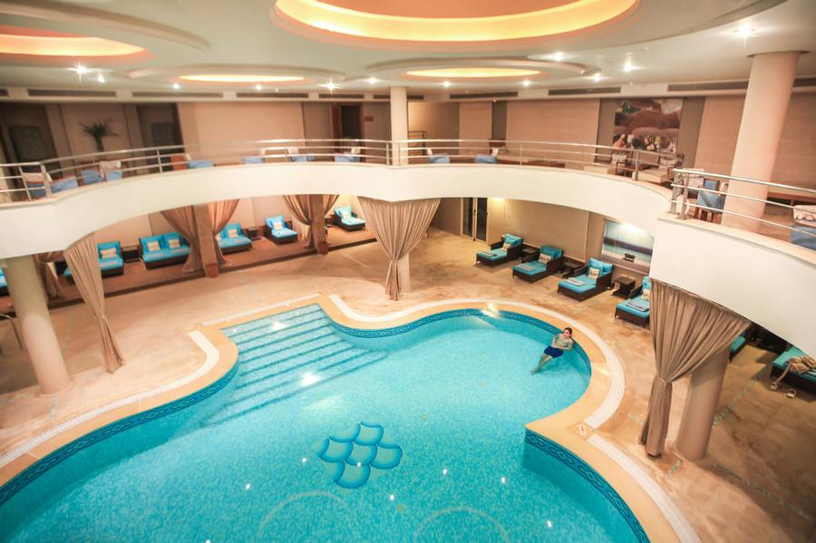 Piscine couverte et Spa de luxe de l'hôtel The Russelior