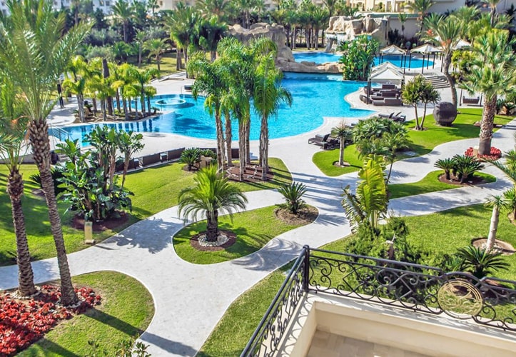 Piscine extérieure entourée de palmiers au Russelior Hotel Hammamet