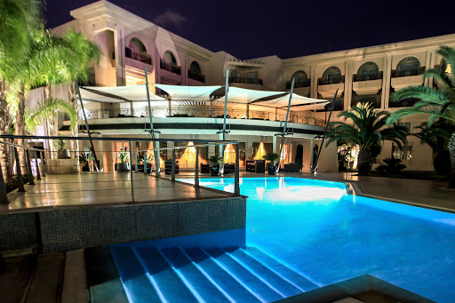 Vue nocturne romantique de la piscine illuminée au Russelior Hammamet