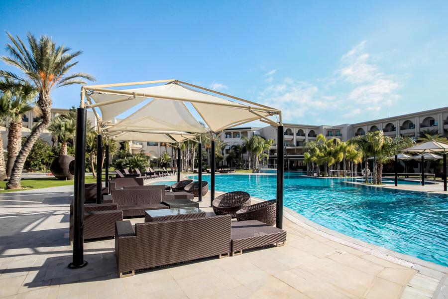 Espace détente sur la piscine de Russelior Hammamet