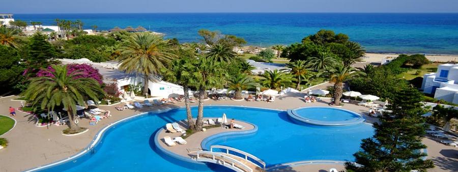 Piscine extérieure avec vue sur la mer Méditerranée au Sol Azur Beach Congrès