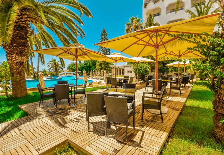 Piscine extérieure entourée de chaises au Sol Azur Beach Congrès