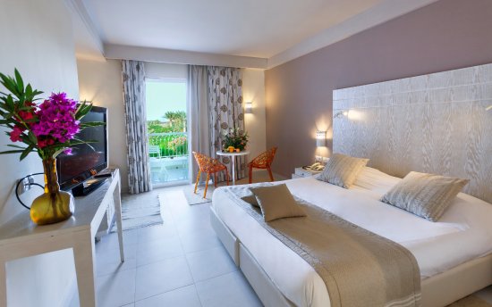 Chambre d'hôtel élégante avec un balcon au Seabel Rym Beach Djerba