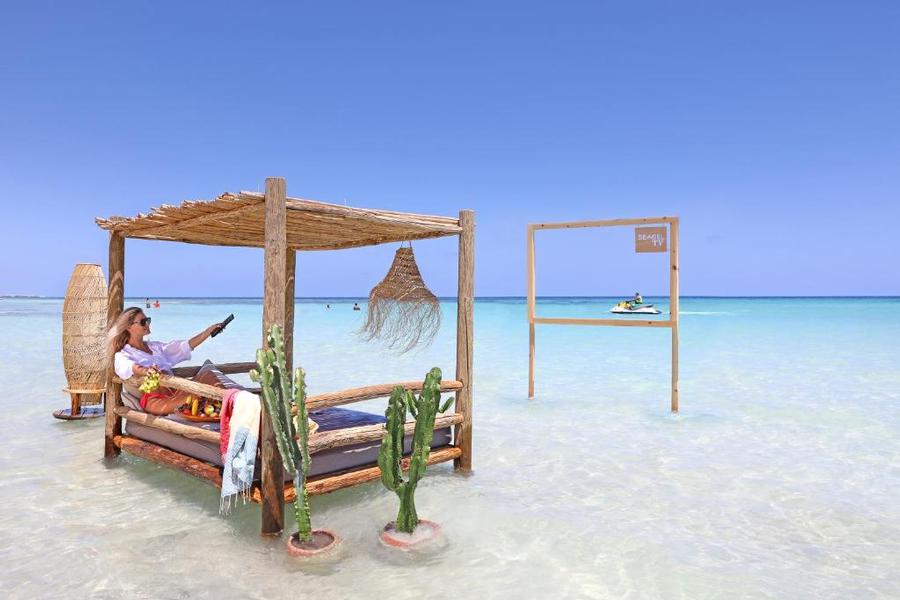 Plage de sable doré avec paillote au Seabel Rym Beach Djerba