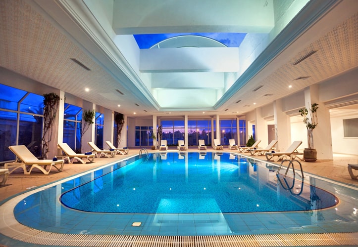 Piscine couverte spacieuse avec des chaies longes au Seabel Rym Beach Djerba