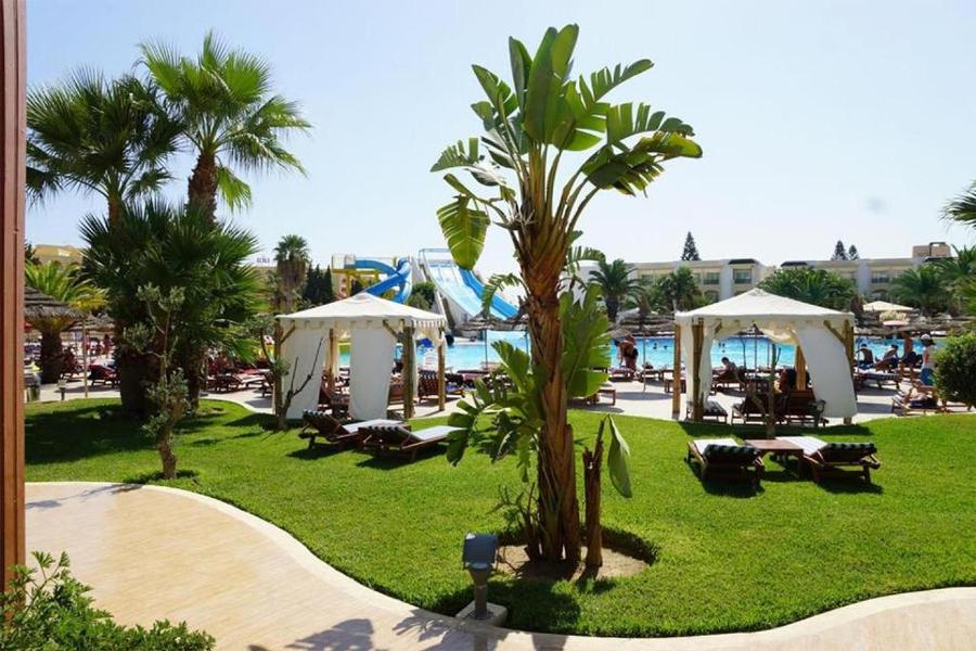 Piscine extérieure entourée de chaises longues au Soviva Resort