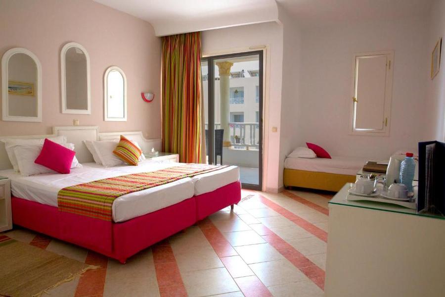 Chambre Triple Spacieuse du Golden Tulip Taj Sultan