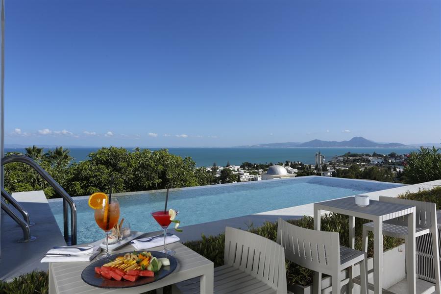 Terrasse ensoleillée de la Villa Didon avec vue sur la mer Méditerranée