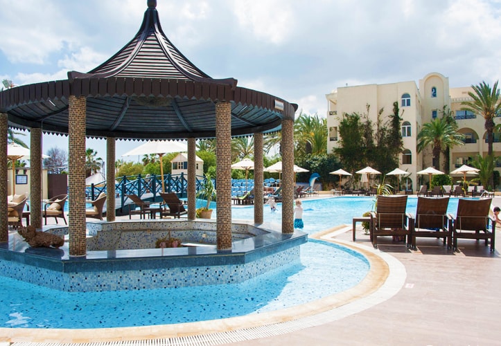 Piscine extérieure du Paradis Palace avec des chaises longues