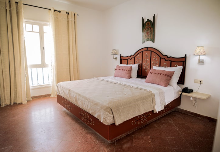 Chambre d'hôtel lumineuse de l'Écrin Club