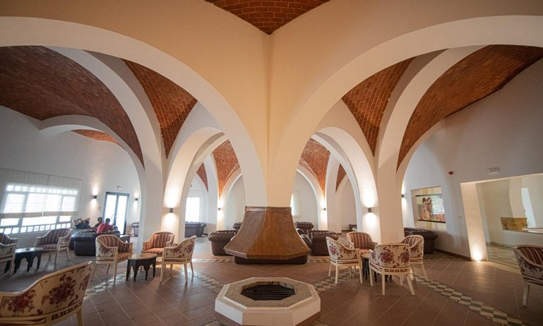 Hall d'entrée moderne de l'Écrin Club avec un éclairage élégant