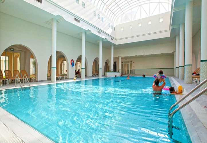 Piscine intérieure luxueuse du Seabel Alhambra Beach Golf & Spa